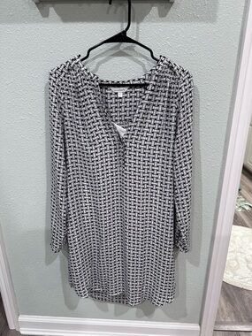 Charming Charlie Navy & White Geometric Print Top way